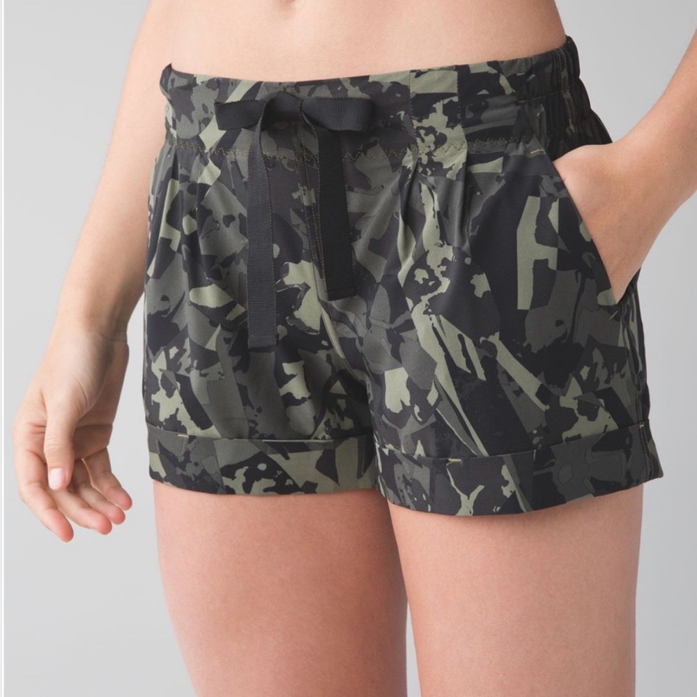 Lululemon Athletica Black and Green Patterned Spring Break Away Shorts Size 4